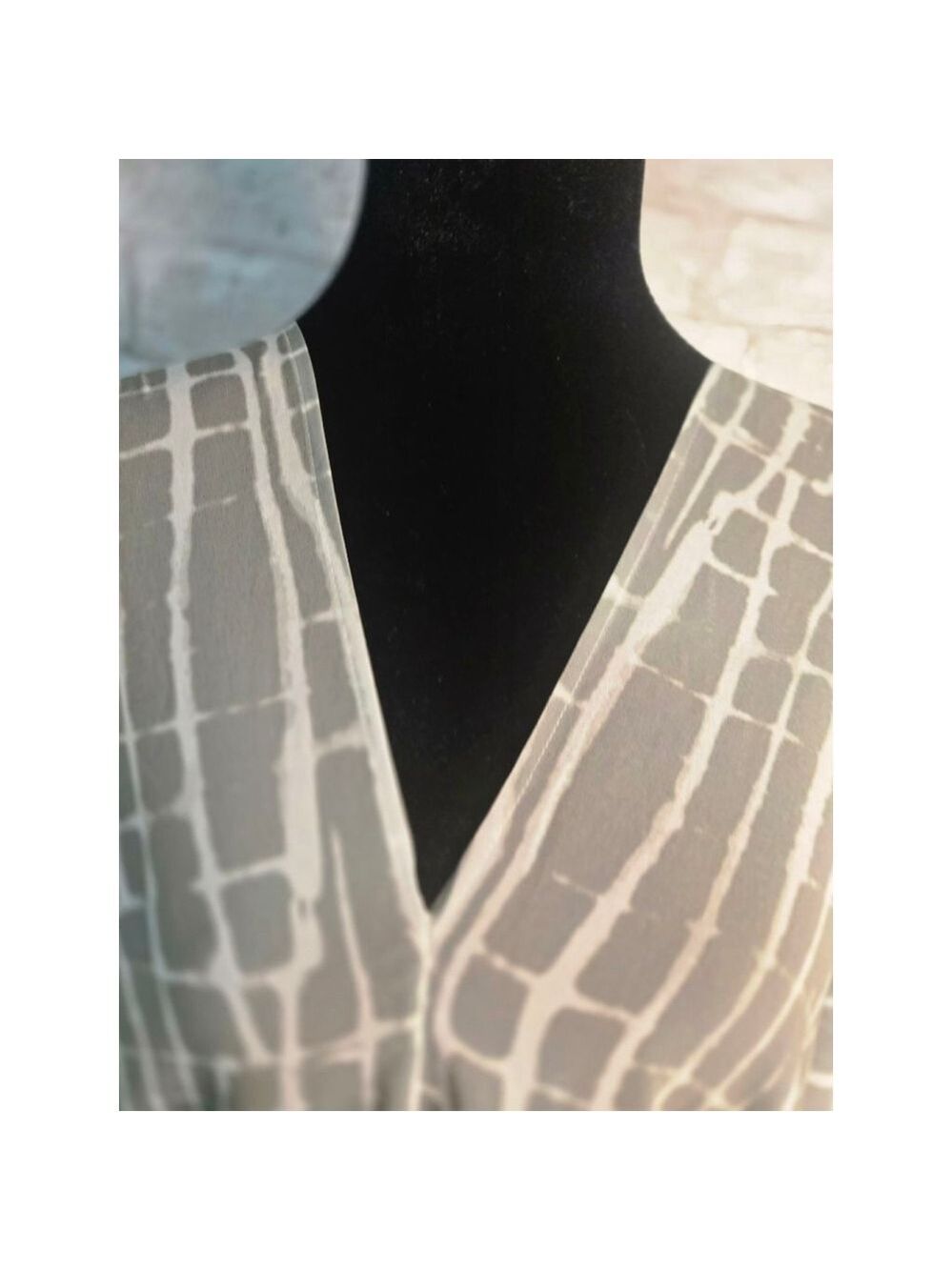 Wynne Layers Gray White Abstract Tunic Top 1X - Picture 4 of 12